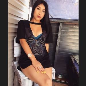 Meet your Posher, Larissa